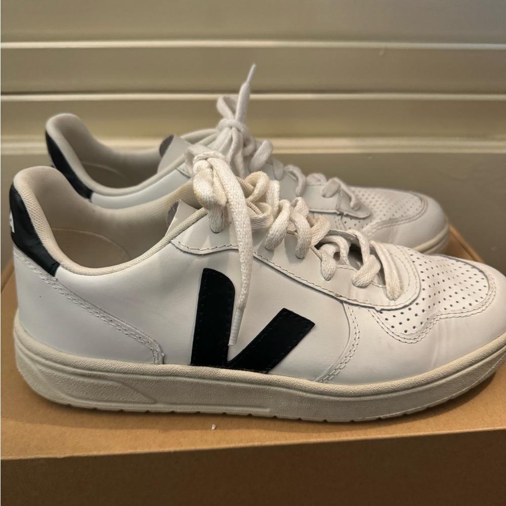 Veja V-10 leather shoes